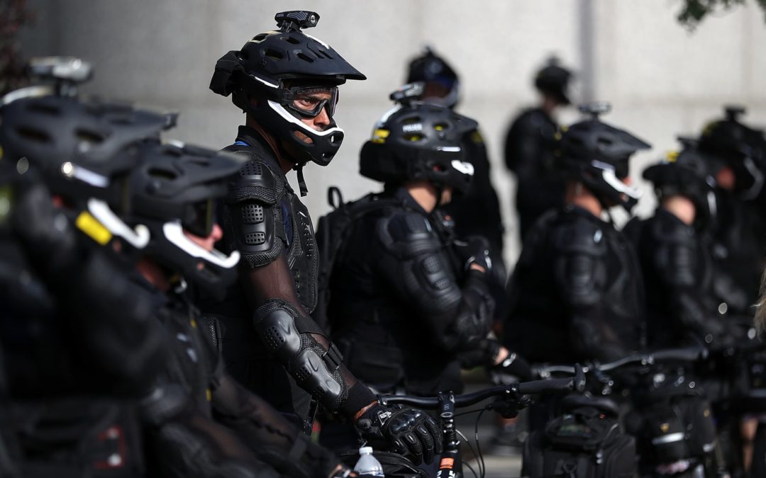 I nuovi cavalieri: come la polizia antisommossa americana ha abbracciato la bicicletta